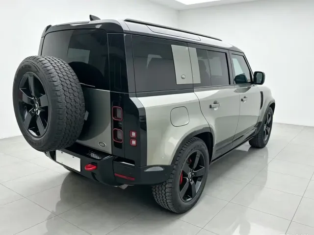 Land Rover Defender — Фото автомобиля 4