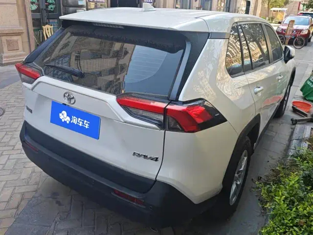 Toyota RAV4 — Фото автомобиля 3