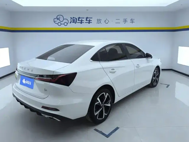 Roewe i5 — Фото автомобиля 3
