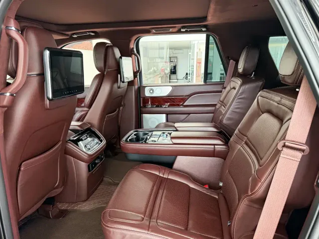 Lincoln Navigator — Фото автомобиля 11
