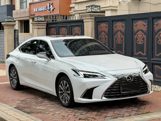 Lexus ES — Фото автомобиля 3