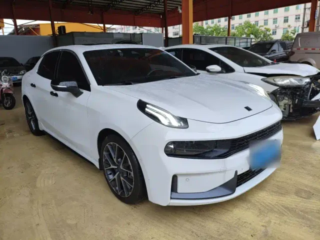 Lynk & Co 03 — Фото автомобиля 3