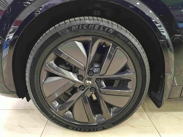 Li Auto L7 — Фото автомобиля 10
