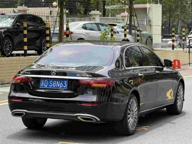 Mercedes-Benz E-Class — Фото автомобиля 3