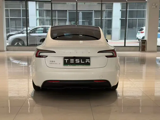 Tesla Model 3 — Фото автомобиля 8