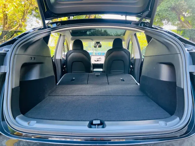 Tesla Model Y — Фото автомобиля 20