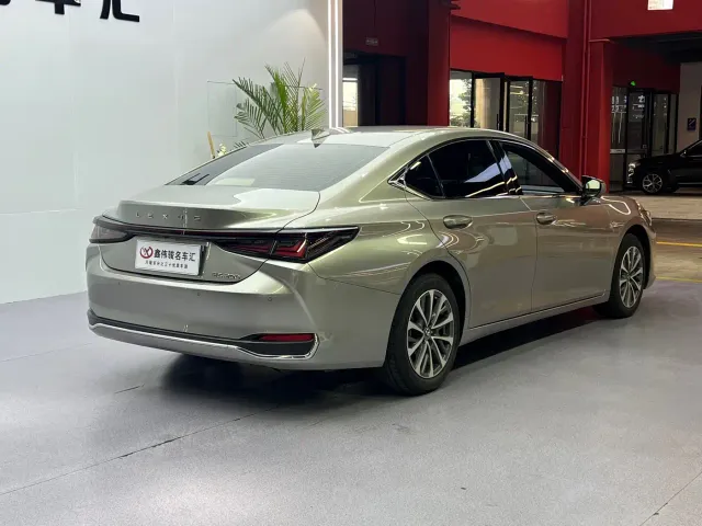 Lexus ES — Фото автомобиля 15