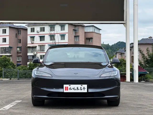 Tesla Model 3 — Фото автомобиля 2