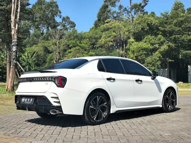 Lynk & Co 03 — Фото автомобиля 5