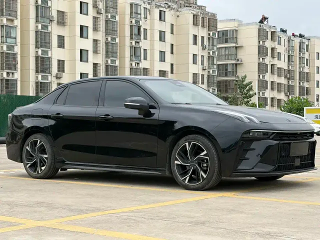 Lynk & Co 03 — Фото автомобиля 3