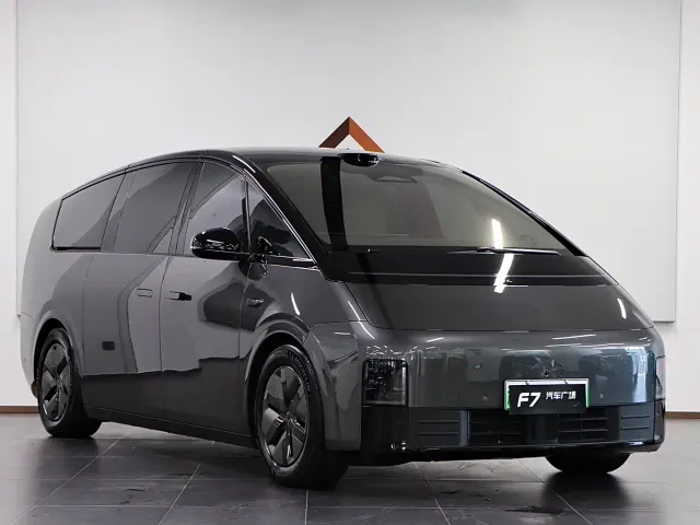 Li Auto MEGA — Фото автомобиля 3