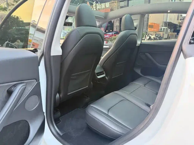 Tesla Model Y — Фото автомобиля 5