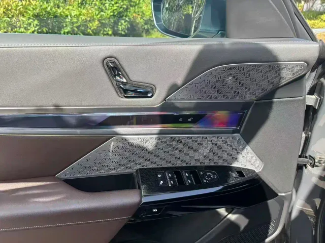 BMW i7 — Фото автомобиля 12