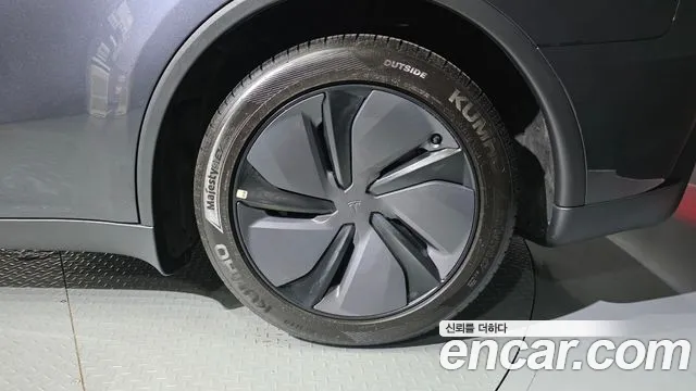 Tesla Model Y — Фото автомобиля 21