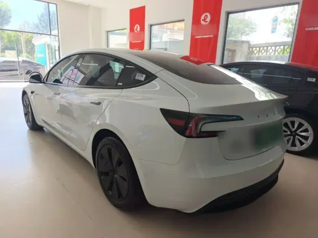 Tesla Model 3 — Фото автомобиля 4
