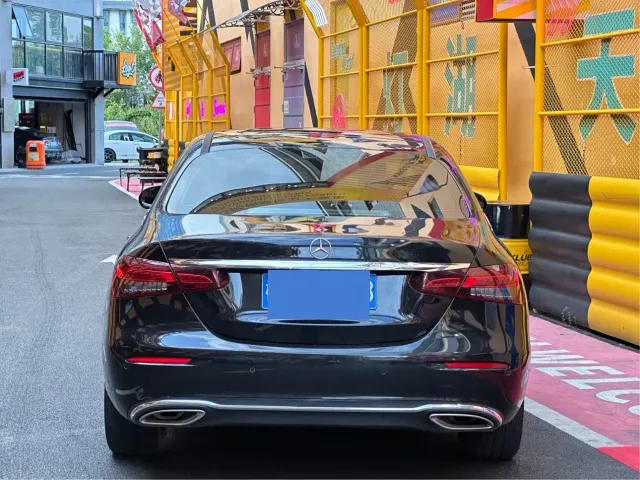 Mercedes-Benz E-Class — Фото автомобиля 4