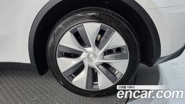 Tesla Model Y — Фото автомобиля 21