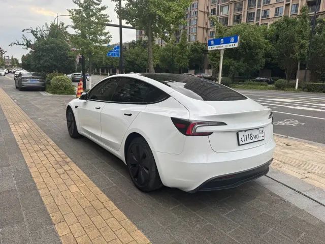 Tesla Model 3 — Фото автомобиля 4