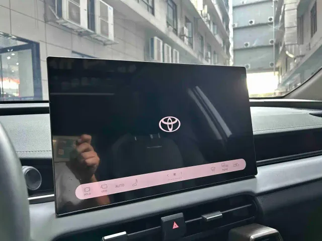 Toyota RAV4 — Фото автомобиля 3