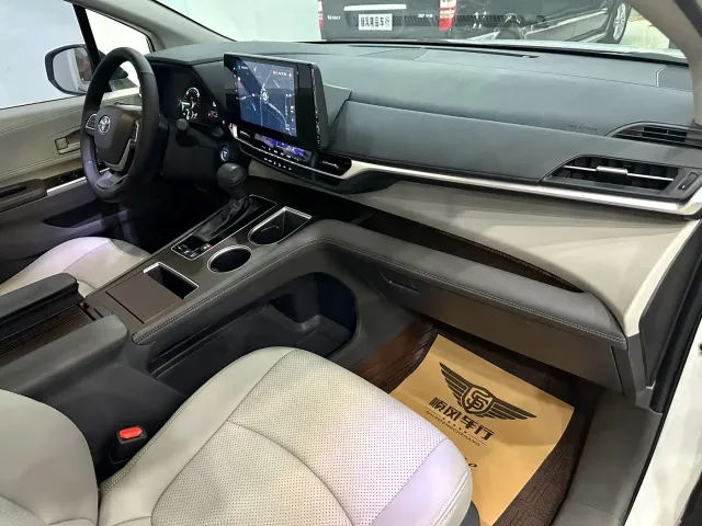 Toyota Sienna — Фото автомобиля 14