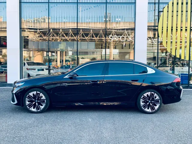 BMW 5 Series — Фото автомобиля 5