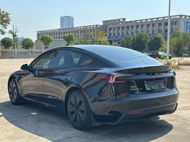 Tesla Model 3 — Фото автомобиля 6