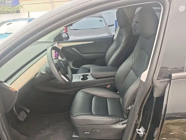 Tesla Model Y — Фото автомобиля 14