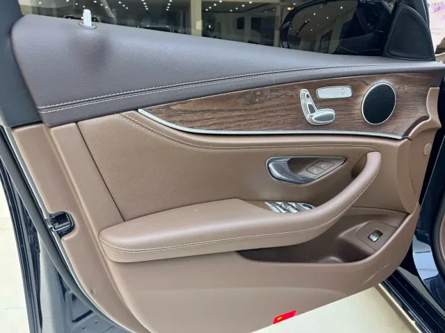 Mercedes-Benz E-Class — Фото автомобиля 9