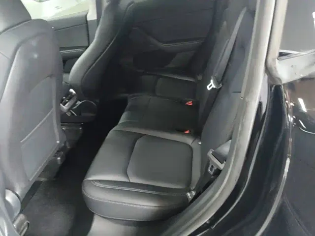 Tesla Model Y — Фото автомобиля 16