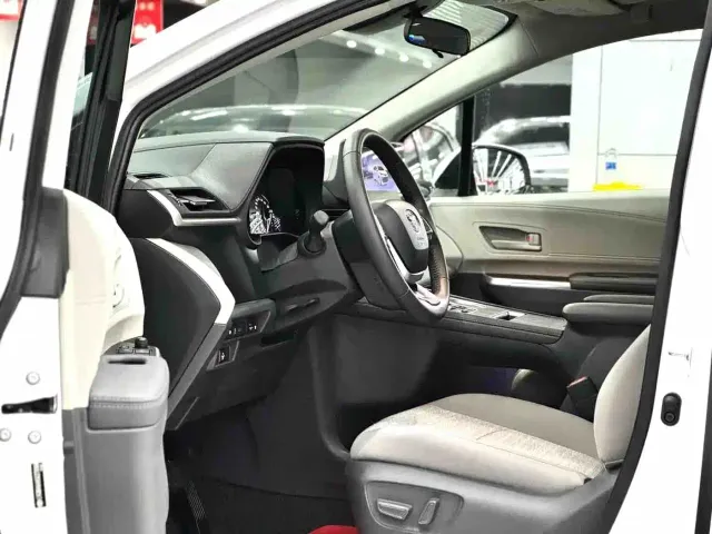 Toyota Sienna — Фото автомобиля 8