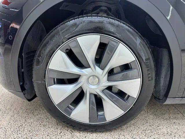 Tesla Model Y — Фото автомобиля 8
