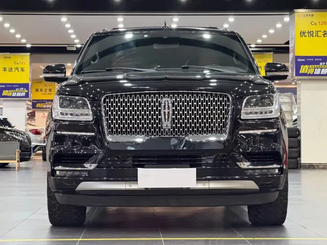 Lincoln Navigator — Фото автомобиля 2