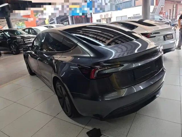 Tesla Model 3 — Фото автомобиля 4