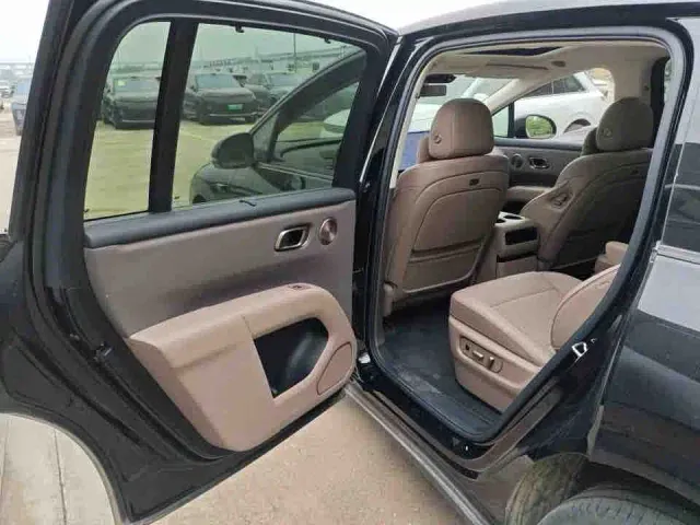 Li Auto i8 — Фото автомобиля 4