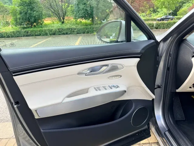 Genesis GV70 — Фото автомобиля 8