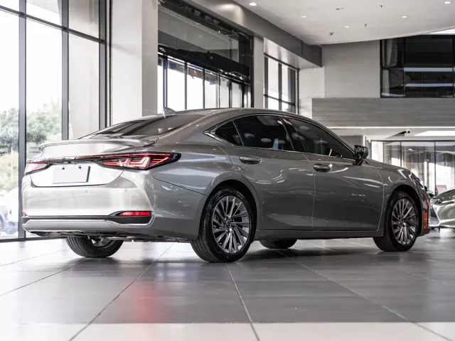 Lexus ES — Фото автомобиля 3