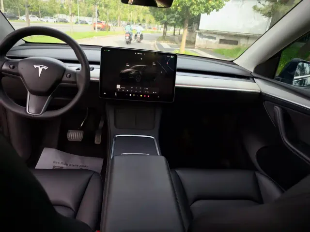 Tesla Model Y — Фото автомобиля 10