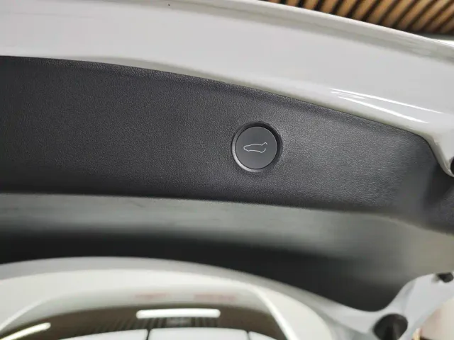 Tesla Model 3 — Фото автомобиля 11