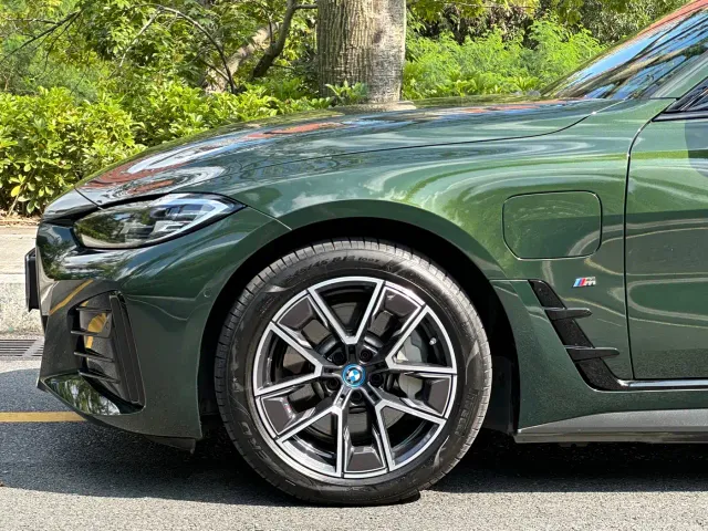 BMW i4 — Фото автомобиля 13