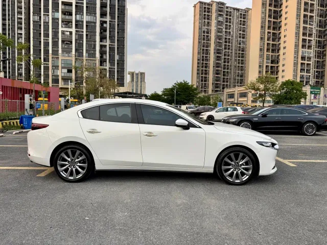 Mazda Axela — Фото автомобиля 5
