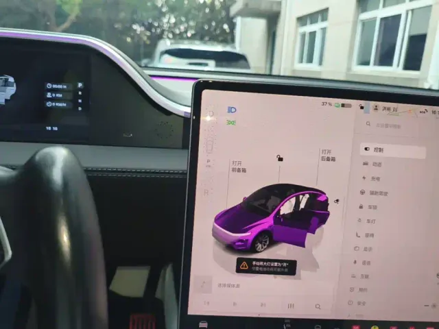 Tesla Model Y — Фото автомобиля 13