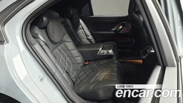 BMW i7 G70 — Фото автомобиля 11