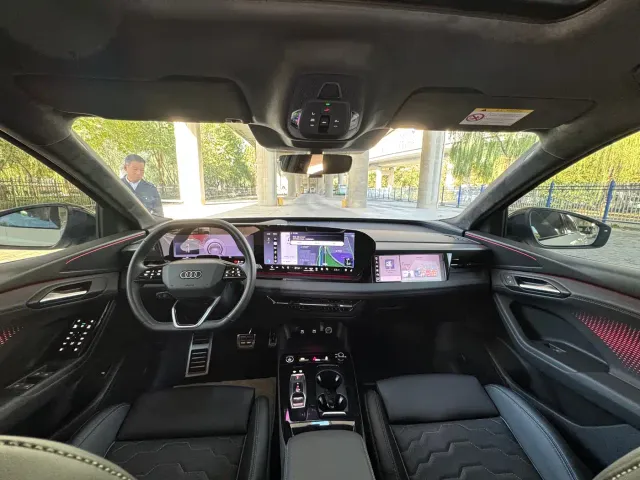 Audi Q6L e-tron — Фото автомобиля 15