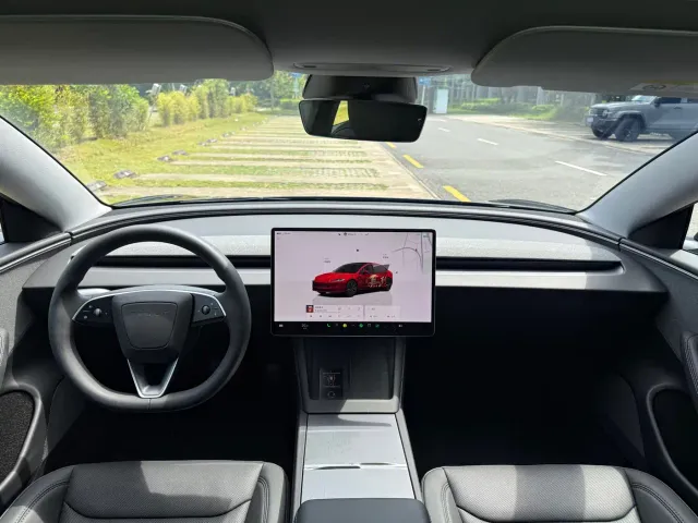 Tesla Model 3 — Фото автомобиля 17