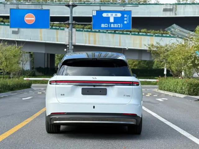 Li Auto i9 — Фото автомобиля 14