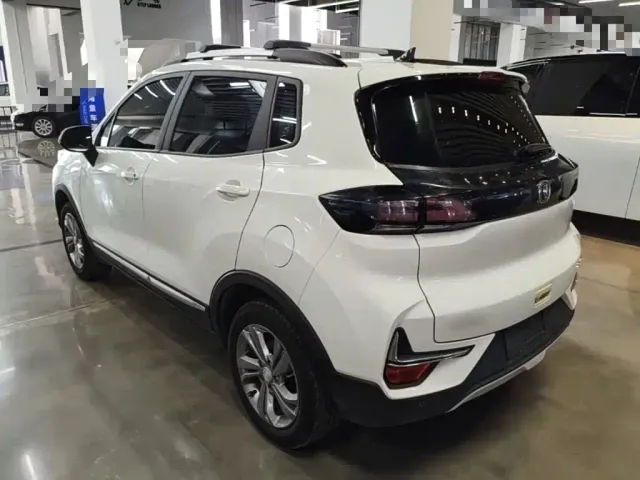 Changan CS15 — Фото автомобиля 4