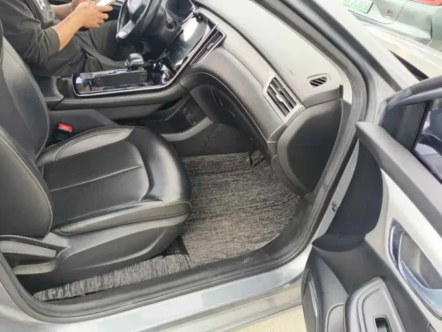 Roewe i6 MAX EV — Фото автомобиля 12