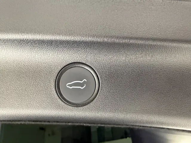 Tesla Model Y — Фото автомобиля 15