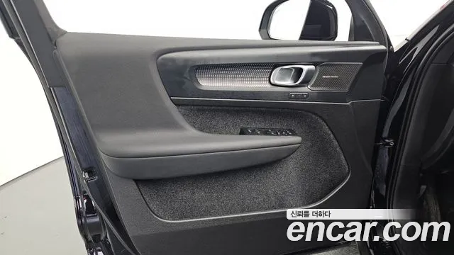 Вольво XC40 B4 Black Edition — Фото автомобиля 8