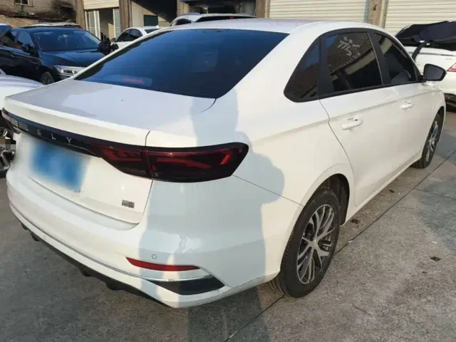 Geely Emgrand — Фото автомобиля 6